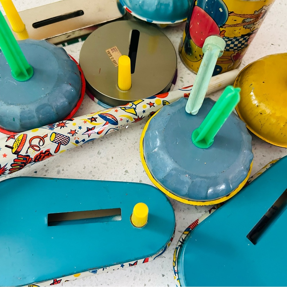 Tin noise makers lot of ten. - Picture 15 of 16